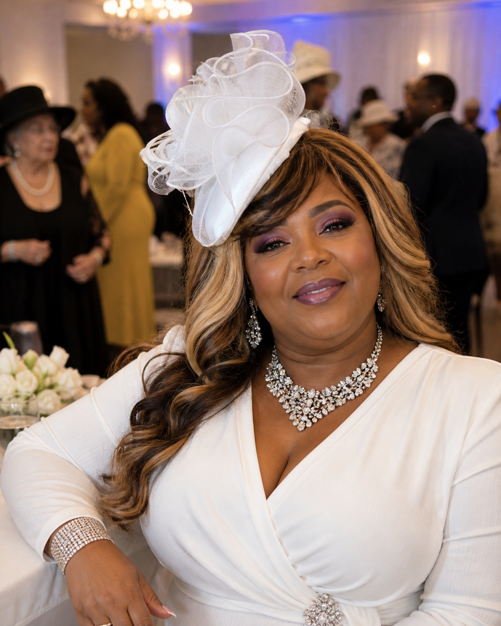 WHITE CAP FASCINATOR