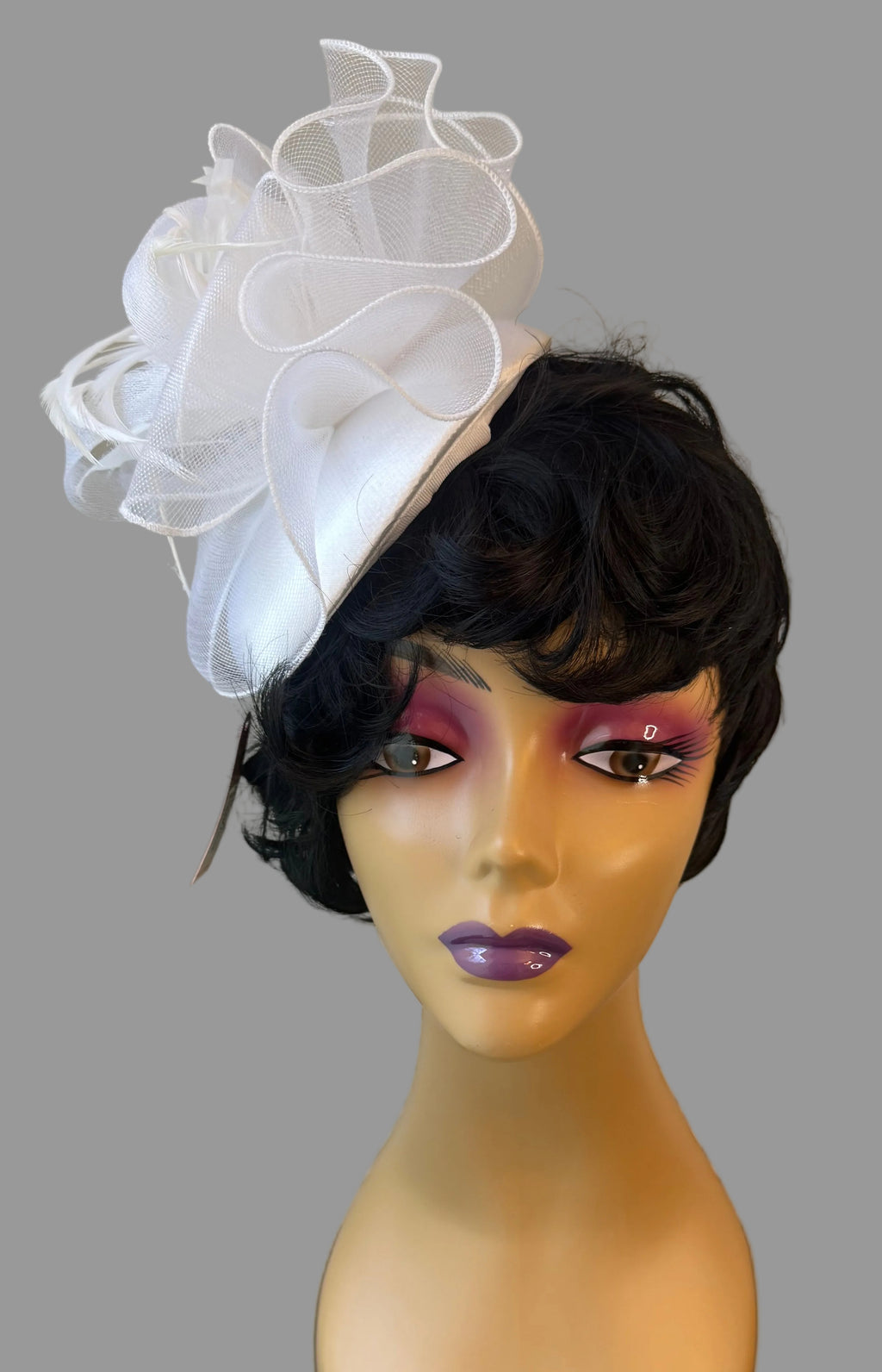 WHITE CAP FASCINATOR